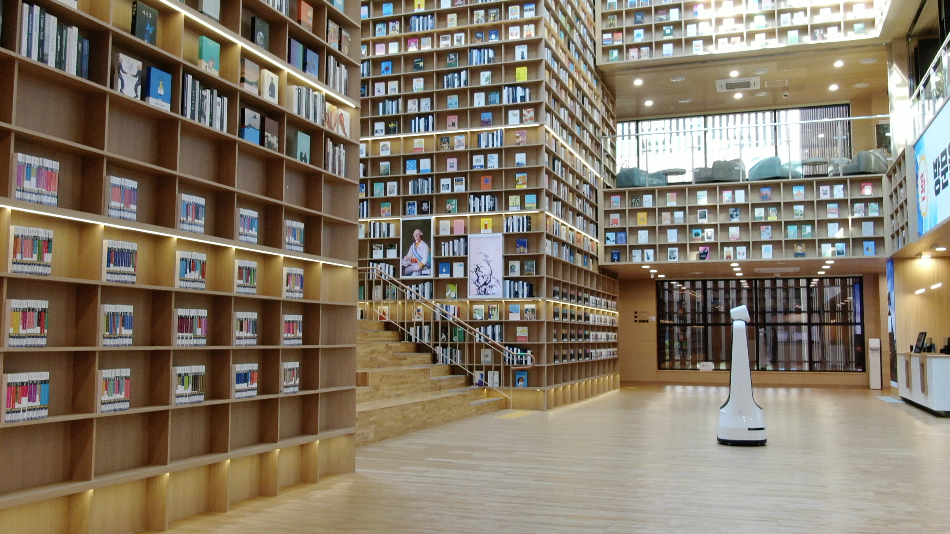 송도국제도서관이 개관 2주일 만에 방문객 수 5만 명을 돌파하며 인천의 대표 문화 공간으로 발돋움하고 있다